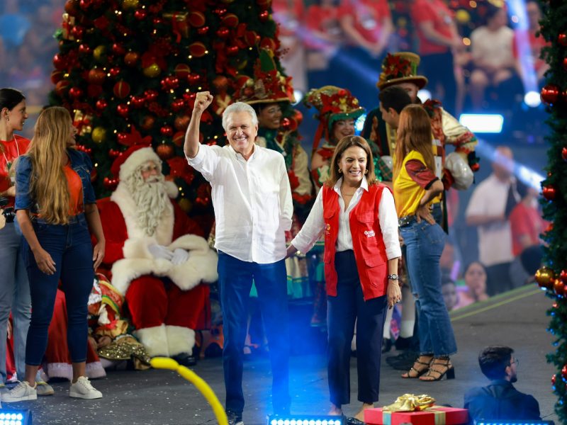 Caiado e Gracinha entregam mais de 20 mil brinquedos em mega festa no Goiânia Arena