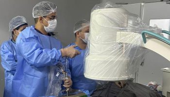 Hugo inova no tratamento de doenças da coluna vertebral com implantação de cirurgia minimamente invasiva