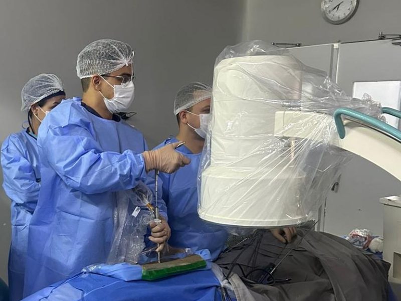 Hugo inova no tratamento de doenças da coluna vertebral com implantação de cirurgia minimamente invasiva