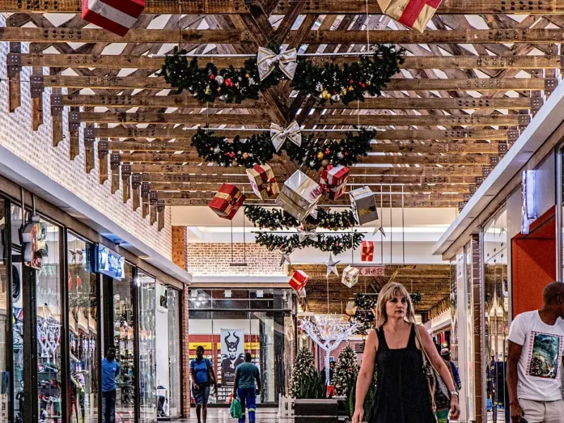 Compras de fim de ano devem manter endividamento em dezembro, diz CNC