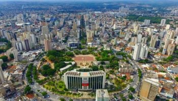 Helena Ribeiro assume presidência do Codese em cerimônia com a presença de Ronaldo Caiado e Sandro Mabel No próximo dia 6 de janeiro, Helena Ribeiro será oficialmente empossada como presidente do Conselho de Desenvolvimento Econômico, Sustentável e Estratégico de Goiânia e Região Metropolitana (Codese). A solenidade acontecerá no edifício-sede da Federação do Comércio de Bens, Serviços e Turismo do Estado de Goiás (Fecomércio-GO), a partir das 19h, e contará com a participação de diversas autoridades e lideranças de destaque. Entre os confirmados, estão o governador de Goiás, Ronaldo Caiado, o prefeito de Goiânia, Sandro Mabel, e a vice-prefeita, Cel. Cláudia Lira. Também marcarão presença prefeitos, como Nivaldo Melo, de Pirenópolis, e representantes de diferentes esferas políticas, como José Carlos Ribeiro Issy, procurador do município, e Romário Policarpo, presidente da Câmara de Goiânia. Vereadores de destaque como Henrique Alves, Denício Trindade, Anselmo Pereira, Dr. Gustavo (Agir), e Daniela da Gilka (PRTB) estarão presentes, reforçando o prestígio do evento. A solenidade também contará com o secretário de Indústria e Comércio, Joel Sant Anna Braga Filho, reconhecido por sua atuação no setor. A nova presidente, Helena Ribeiro, traz uma trajetória consolidada no setor empresarial e no desenvolvimento estratégico de Goiás. Sua liderança à frente do Codese promete fortalecer iniciativas voltadas ao planejamento sustentável, mobilidade urbana, educação e inovação na região metropolitana de Goiânia.