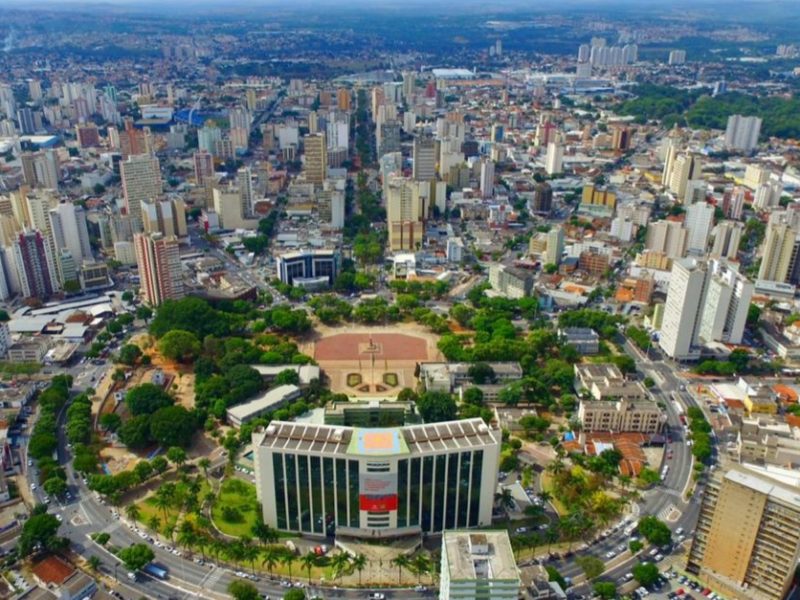 Helena Ribeiro assume presidência do Codese em cerimônia com a presença de Ronaldo Caiado e Sandro Mabel No próximo dia 6 de janeiro, Helena Ribeiro será oficialmente empossada como presidente do Conselho de Desenvolvimento Econômico, Sustentável e Estratégico de Goiânia e Região Metropolitana (Codese). A solenidade acontecerá no edifício-sede da Federação do Comércio de Bens, Serviços e Turismo do Estado de Goiás (Fecomércio-GO), a partir das 19h, e contará com a participação de diversas autoridades e lideranças de destaque. Entre os confirmados, estão o governador de Goiás, Ronaldo Caiado, o prefeito de Goiânia, Sandro Mabel, e a vice-prefeita, Cel. Cláudia Lira. Também marcarão presença prefeitos, como Nivaldo Melo, de Pirenópolis, e representantes de diferentes esferas políticas, como José Carlos Ribeiro Issy, procurador do município, e Romário Policarpo, presidente da Câmara de Goiânia. Vereadores de destaque como Henrique Alves, Denício Trindade, Anselmo Pereira, Dr. Gustavo (Agir), e Daniela da Gilka (PRTB) estarão presentes, reforçando o prestígio do evento. A solenidade também contará com o secretário de Indústria e Comércio, Joel Sant Anna Braga Filho, reconhecido por sua atuação no setor. A nova presidente, Helena Ribeiro, traz uma trajetória consolidada no setor empresarial e no desenvolvimento estratégico de Goiás. Sua liderança à frente do Codese promete fortalecer iniciativas voltadas ao planejamento sustentável, mobilidade urbana, educação e inovação na região metropolitana de Goiânia.