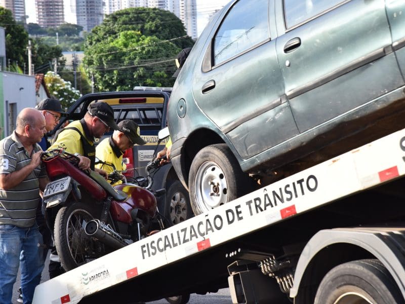 Ação fiscalizatória apreende veículos abandonados em Aparecida