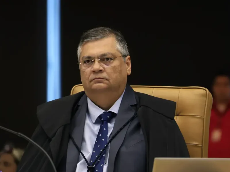 O ministro Flávio Dino, do Supremo Tribunal Federal (STF), determinou, neste domingo (12), que os governos federal e estaduais apresentem, em um prazo de 30 dias, a publicação de normas para uso de recursos de emendas parlamentares federais em instituições de ensino superior. A decisão do ministro leva em conta a necessidade de “prestação de contas adequadas quanto às emendas parlamentares federais, com transparência e rastreabilidade” tanto nas universidades “como nas suas respectivas Fundações de Apoio”. Dino fez a determinação ao ministério da Educação (MEC), à Controladoria-Geral da União (CGU) e à Advocacia-Geral da União (AGU) e, “por simetria”, aos Estados, que deverão “proceder da mesma maneira”. Dino pediu urgência na divulgação e determinou que a decisão tenha ciência dos presidentes da Associação Nacional dos Dirigentes das Instituições Federais de Ensino Superior (Andifes) e do Conselho de Reitores das Universidades Brasileiras (CRUB). "Maior volume" No despacho, o ministro contextualizou que a CGU apresentou os resultados de auditoria realizada sobre as 33 entidades sem fins lucrativos que receberam o maior volume de empenhos e o maior valor de pagamentos oriundos de emendas parlamentares no período de 2 de fevereiro a 21 de dezembro no ano passado. “Entre as entidades selecionadas na amostra, há um número significativo de Fundações de Apoio a Universidades (...) há relatos nos autos de que tais Fundações, por intermédio de contratações de ONGs sem critérios objetivos, têm servido como instrumentos para repasses de valores provenientes de emendas parlamentares”, argumentou o ministro. Relator Flávio Dino é relator da ação (movida pelo Psol) contra a falta de transparência da destinação de recursos públicos do Orçamento federal, liberados pelo Congresso Nacional. No último dia 3, Dino mandou suspender nesta-sexta-feira (3) o pagamentos de emendas parlamentares a Organizações Não Governamentais (ONGs) não transparentes. Em dezembro, o ministro suspendeu o pagamento de R$ 4,2 bilhões em emendas por entender que os recursos não cumpriram os critérios de transparência e rastreabilidade. Ele ainda determinou a instauração de um inquérito policial para apurar o caso. No último dia do ano (31), liberou R$ 370 milhões em emendas de comissão do Congresso para a saúde.
