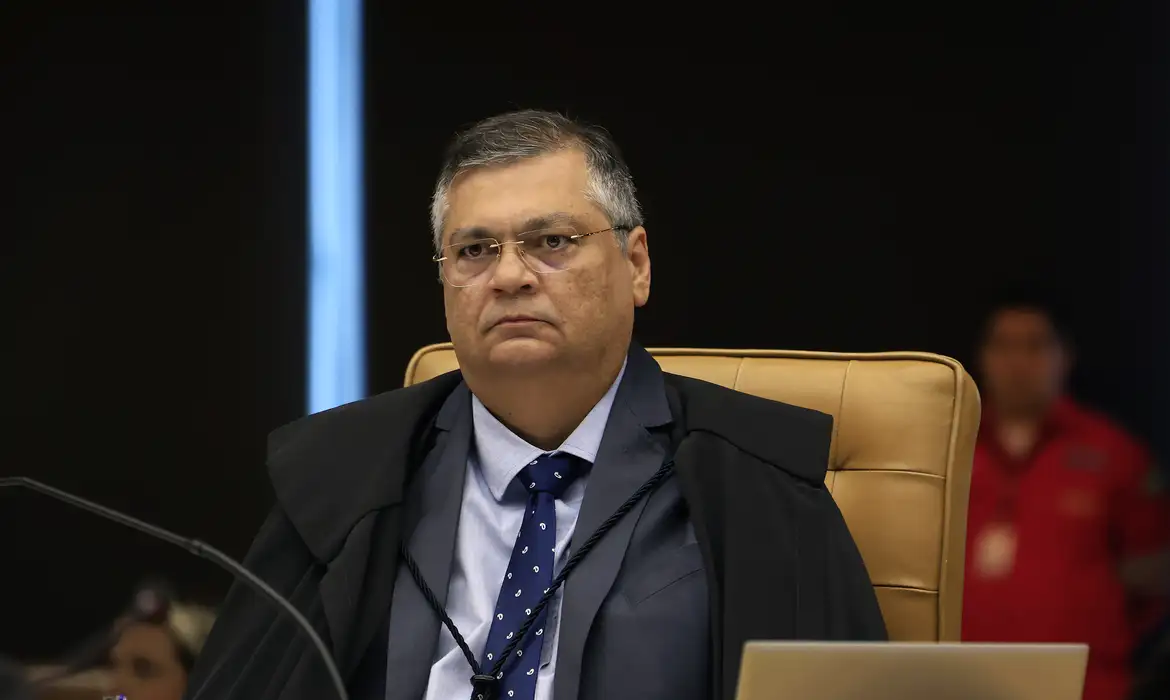 O ministro Flávio Dino, do Supremo Tribunal Federal (STF), determinou, neste domingo (12), que os governos federal e estaduais apresentem, em um prazo de 30 dias, a publicação de normas para uso de recursos de emendas parlamentares federais em instituições de ensino superior. A decisão do ministro leva em conta a necessidade de “prestação de contas adequadas quanto às emendas parlamentares federais, com transparência e rastreabilidade” tanto nas universidades “como nas suas respectivas Fundações de Apoio”. Dino fez a determinação ao ministério da Educação (MEC), à Controladoria-Geral da União (CGU) e à Advocacia-Geral da União (AGU) e, “por simetria”, aos Estados, que deverão “proceder da mesma maneira”. Dino pediu urgência na divulgação e determinou que a decisão tenha ciência dos presidentes da Associação Nacional dos Dirigentes das Instituições Federais de Ensino Superior (Andifes) e do Conselho de Reitores das Universidades Brasileiras (CRUB). "Maior volume" No despacho, o ministro contextualizou que a CGU apresentou os resultados de auditoria realizada sobre as 33 entidades sem fins lucrativos que receberam o maior volume de empenhos e o maior valor de pagamentos oriundos de emendas parlamentares no período de 2 de fevereiro a 21 de dezembro no ano passado. “Entre as entidades selecionadas na amostra, há um número significativo de Fundações de Apoio a Universidades (...) há relatos nos autos de que tais Fundações, por intermédio de contratações de ONGs sem critérios objetivos, têm servido como instrumentos para repasses de valores provenientes de emendas parlamentares”, argumentou o ministro. Relator Flávio Dino é relator da ação (movida pelo Psol) contra a falta de transparência da destinação de recursos públicos do Orçamento federal, liberados pelo Congresso Nacional. No último dia 3, Dino mandou suspender nesta-sexta-feira (3) o pagamentos de emendas parlamentares a Organizações Não Governamentais (ONGs) não transparentes. Em dezembro, o ministro suspendeu o pagamento de R$ 4,2 bilhões em emendas por entender que os recursos não cumpriram os critérios de transparência e rastreabilidade. Ele ainda determinou a instauração de um inquérito policial para apurar o caso. No último dia do ano (31), liberou R$ 370 milhões em emendas de comissão do Congresso para a saúde.