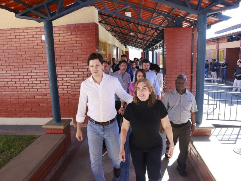 Inauguração de novo colégio estadual em Alexânia marca volta às aulas