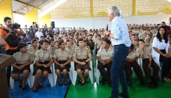 Caiado inaugura colégio em Águas Lindas após substituir escola de placa