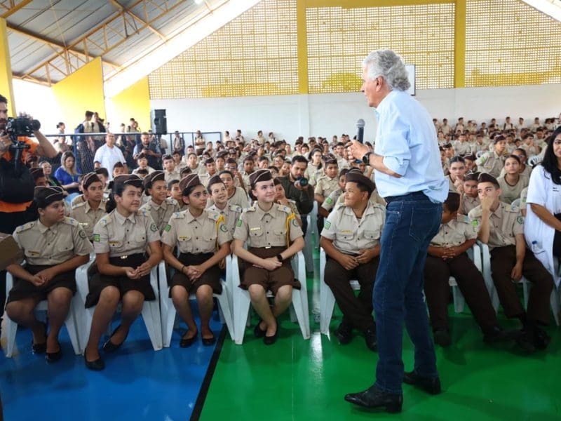 Caiado inaugura colégio em Águas Lindas após substituir escola de placa