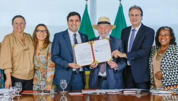 Lula sanciona lei que restringe uso de celular em escolas