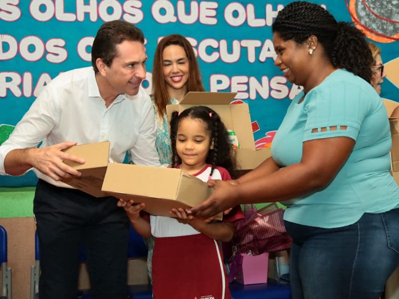 Prefeito Vilela recepciona alunos na abertura do ano letivo de 2025