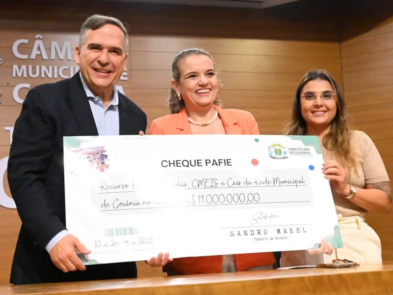 Em visita a Cmei Jardim das Aroeiras Sandro Mabel reforça importância do repasse de R$ 19 milhões a Educação