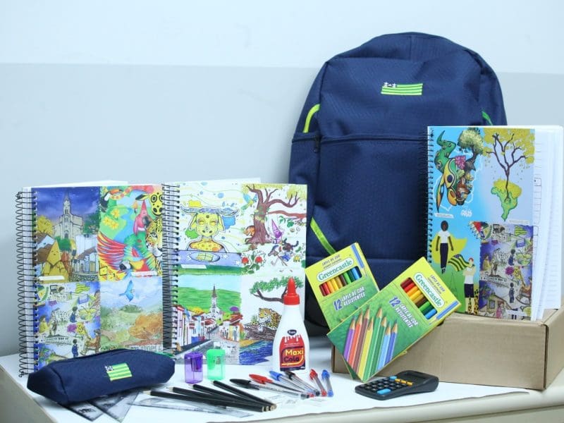 Governo de Goiás entrega 560 mil kits escolares para estudantes