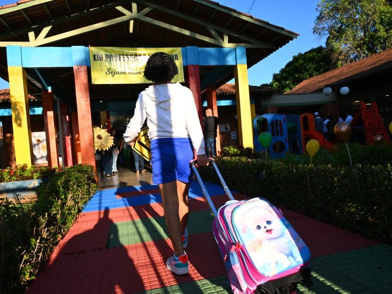 Prefeito Sandro Mabel abre ano letivo em Goiânia com ampliação de vagas e entrega de kits escolares
