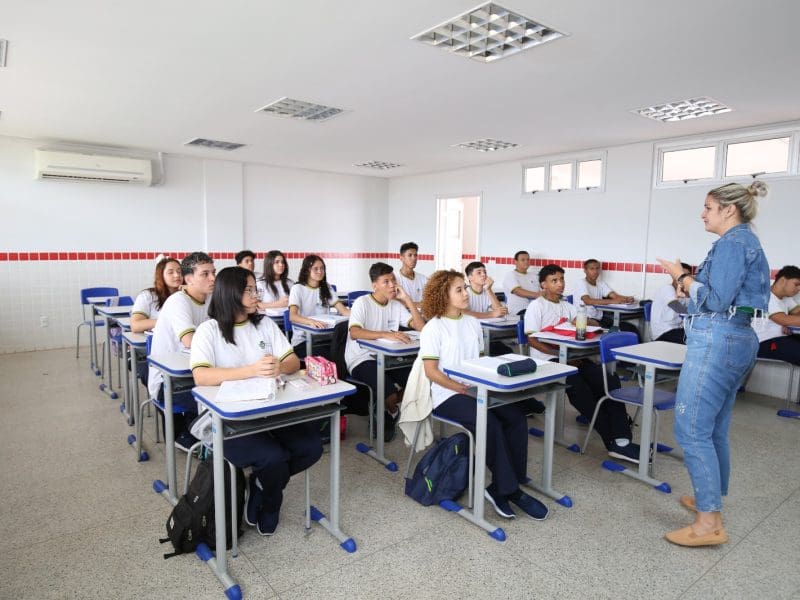 Governo de Goiás concede progressão para mais de 7 mil profissionais da Educação