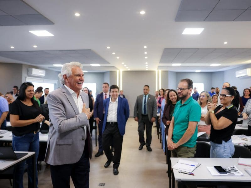 Governo de Goiás concede piso nacional do magistério para professores da rede estadual