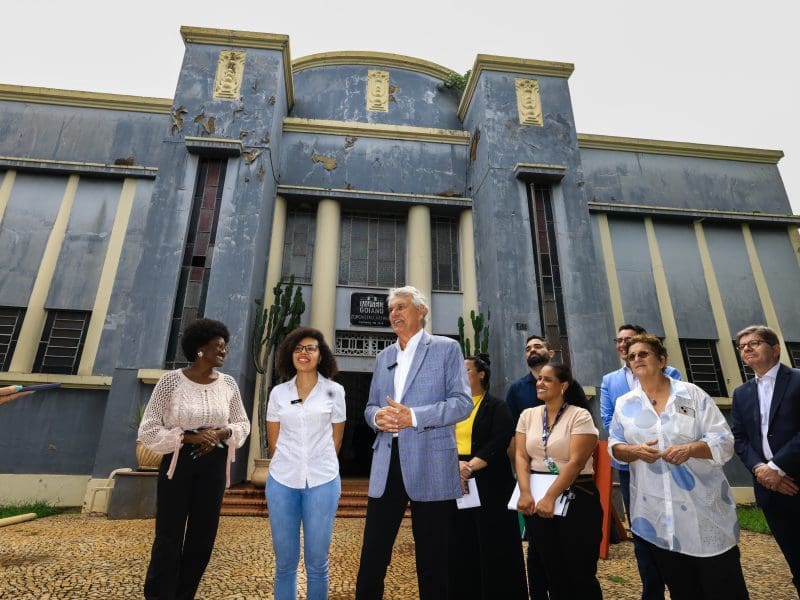 Caiado vistoria obras de recuperação e restauro de prédios históricos da Praça Cívica