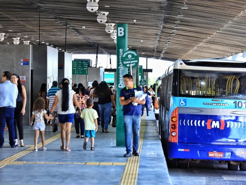 Caiado entrega reforma do Terminal Novo Mundo
