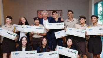 Iniciativa reconhece alunos que atingiram 980 pontos no Exame Nacional do Ensino Médio e contempla estudantes e professores com R$ 5 mil para cada premiado