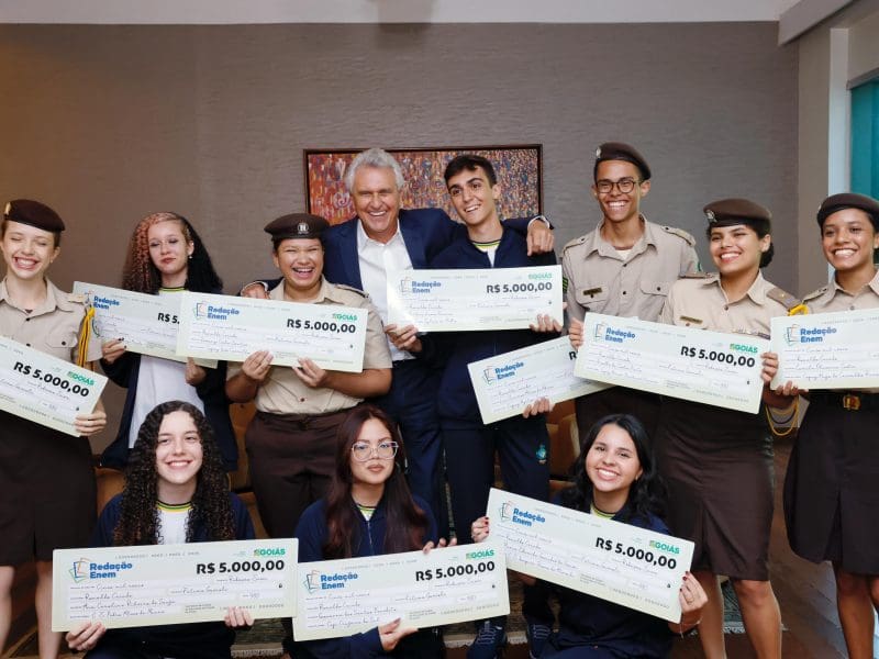 Iniciativa reconhece alunos que atingiram 980 pontos no Exame Nacional do Ensino Médio e contempla estudantes e professores com R$ 5 mil para cada premiado