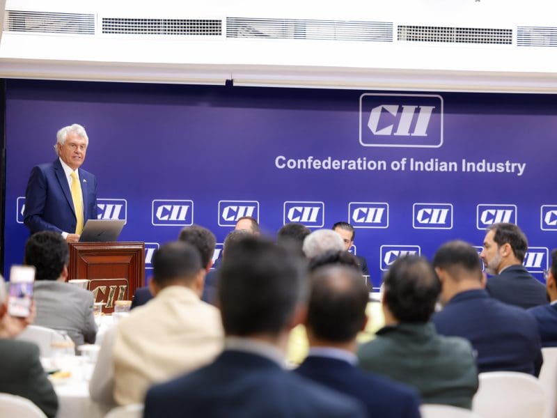 Caiado abre rodada de negócios com empresários indianos