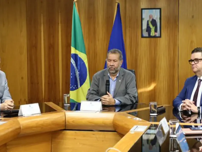 O aposentado e pensionista do Instituto Nacional do Seguro Social (INSS) ganhará mais tempo para quitar os empréstimos consignados. O ministro da Previdência Social, Carlos Lupi, anunciou nesta quarta-feira (5) o aumento do prazo de pagamento das parcelas de 84 para 96 meses (sete para oito anos). A decisão também beneficia as famílias que recebem o Benefício de Prestação Continuada (BPC). Segundo o ministro, o INSS igualou o prazo do consignado ao do praticado na mesma modalidade de crédito aos servidores públicos. A mudança, ressaltou o ministro, aliviará o valor das prestações. “Estamos acompanhando esse prazo e com isso esperamos aliviar um pouco o peso da prestação. Chegamos à decisão no começo deste ano pela quantidade de empréstimos consignados que existe, mais de 16 milhões, e pelo aperto que as pessoas passam”, declarou o ministro em entrevista coletiva. Nesta quinta-feira (6), o INSS publicará uma instrução normativa com o aumento no prazo. A extensão vale tanto para quem tem o crédito consignado tradicional, o cartão de crédito consignado e o cartão consignado de benefício. Lupi também explicou que, nos três casos, o segurado poderá renovar o crédito com mais 12 meses de prazo para pagar. O ministro informou que a Previdência e o INSS fizeram simulações e que as novas regras trazem vantagens aos bancos porque a inadimplência é próxima de zero nessa modalidade. “A mudança é positiva para o sistema financeiro, porque possibilita uma negociação mais ampla [entre os bancos e os tomadores]”, destacou. Teto de juros O aumento no prazo ocorre cerca de um mês após o Conselho Nacional de Previdência Social (CNPS) aprovar o aumento no teto de juros no crédito consignado do INSS. As taxas para os empréstimos pessoais passaram de 1,66% para 1,8% ao mês. O teto dos juros do cartão de crédito consignado foi mantido em 2,46% ao mês. O teto foi elevado por causa dos recentes aumentos na Taxa Selic (juros básicos da economia), atualmente em 13,25% ao ano. Com as altas nos juros básicos, os bancos pararam de oferecer o crédito consignado do INSS. As instituições financeiras pediam um teto maior, de 1,99% ao mês. O ministro da Previdência evitou afirmar se o teto do consignado continuará a subir, mesmo com o Banco Central confirmando mais uma alta de 1 ponto percentual na Selic em março. “Não temos vinculação direta e nunca tivemos com as decisões do Copom. O mercado geral não tem a garantia que é o desconto em folha que o consignado tem. Nosso índice de inadimplência é o mais baixo entre todos os tipos de empréstimos”, afirmou Lupi. O presidente do INSS, Alessandro Stefanutto, disse que o aumento do prazo não muda a situação prática, em que a maioria dos tomadores chegam ao fim de um empréstimo contratando outro. Segundo ele, na prática, atualmente ocorre uma prorrogação quase ilimitada de algum financiamento. “O aumento do prazo não muda esse status. Ele [o segurado do INSS] ter parcela mais barata, que não comprometa a sua sobrevivência, a gente dá uma chance maior de ele não ficar tentado replanejando, reprogramando”, justificou Stefanutto. Consignado do INSS Modalidade de crédito controlada pelo Ministério da Previdência Social, o empréstimo consignado do INSS permite o desconto das parcelas diretamente da folha de pagamento do segurado. Pelas regras atuais, os aposentados, pensionistas e demais beneficiários do INSS podem comprometer até 45% do benefício com o consignado, dos quais 35% ao empréstimo pessoal, 5% ao cartão de crédito consignado e 5% ao cartão de benefício. Responsável por definir o teto de juros do consignado e as condições da modalidade de crédito, o CNPS tem seis representantes do governo federal, três de aposentados e pensionistas, três dos trabalhadores e três dos empregadores.