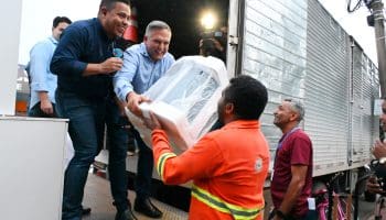 Mabel entregador ajudar a descarregar mobiliário no Cais de Campinas