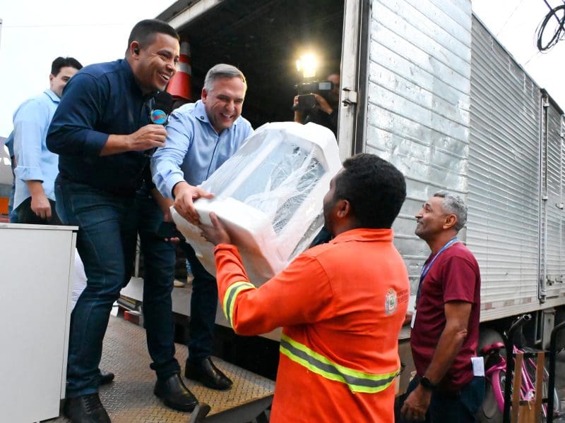 Mabel entregador ajudar a descarregar mobiliário no Cais de Campinas