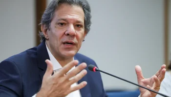 O ministro da Fazenda, Fernando Haddad, disse na manhã de hoje (7) que as políticas que o governo tem tomado para levar o dólar a um “patamar adequado” terão reflexos nas próximas semanas. A afirmação foi feita pelo ministro durante uma entrevista concedida ao programa Manhã Cidade, da Rádio Cidade, de Caruaru (PE). “A política que estamos adotando para trazer esse dólar em um patamar mais adequado também vai ter reflexo nos preços nas próximas semanas”, disse o ministro, durante a entrevista. O ministro não detalhou quais seriam essas ações, mas destacou que a eleição de Donald Trump à presidência dos Estados Unidos fez o dólar se valorizar no mundo todo no ano passado, o que ajudou a pressionar os preços dos alimentos. No entanto, disse o ministro, neste momento, o dólar já começou a perder força. “No final do ano passado, nós tivemos uma ocorrência que foi a eleição do Trump, nos Estados Unidos. E isso fez com que o dólar se valorizasse no mundo inteiro. Agora, se você acompanhar o que está acontecendo, o dólar está perdendo força. Já chegou a R$ 6,30 no ano passado e hoje está na casa dos R$ 5,77. Então, isso também colabora para redução do preço dos alimentos no médio prazo”, destacou. Para o ministro, a safra recorde prevista para este ano também deverá ajudar a reduzir os preços dos alimentos. "A partir de março nós vamos começar a colher essa safra, que vai ser recorde. Nós vamos colher como nunca colhemos. E tem o ciclo do boi também, que está no final. E isso tudo vai ajudar a normalizar essa situação”, disse. Durante a entrevista, o ministro afirmou ainda que a política de valorização do salário mínimo “é uma das formas de garantir que o trabalhador mantenha seu poder de compra” e que isso tem sido uma meta do governo do presidente Luiz Inácio Lula da Silva, após sete anos de congelamento do salário mínimo nos governos de Michel Temer e Jair Bolsonaro. “O salário mínimo ficou congelado por sete anos. Mas desde que o presidente Lula assumiu, há apenas dois anos, o valor que estava R$ 1.100 foi reajustado para R$ 1.518. Obviamente que você não consegue corrigir sete anos de má administração em dois. Mas eu penso que o presidente Lula, com o compromisso que tem com as pessoas que precisam mais do Estado, já começou uma política de valorização do salário mínimo”, destacou Haddad. “Vamos continuar tomando as medidas de aumentar o salário mínimo, corrigir a tabela do Imposto de Renda, melhorar o poder de compra do salário, baixar o dólar e melhorar a safra para combater os preços altos”, reforçou o ministro.