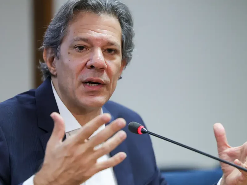 O ministro da Fazenda, Fernando Haddad, disse na manhã de hoje (7) que as políticas que o governo tem tomado para levar o dólar a um “patamar adequado” terão reflexos nas próximas semanas. A afirmação foi feita pelo ministro durante uma entrevista concedida ao programa Manhã Cidade, da Rádio Cidade, de Caruaru (PE). “A política que estamos adotando para trazer esse dólar em um patamar mais adequado também vai ter reflexo nos preços nas próximas semanas”, disse o ministro, durante a entrevista. O ministro não detalhou quais seriam essas ações, mas destacou que a eleição de Donald Trump à presidência dos Estados Unidos fez o dólar se valorizar no mundo todo no ano passado, o que ajudou a pressionar os preços dos alimentos. No entanto, disse o ministro, neste momento, o dólar já começou a perder força. “No final do ano passado, nós tivemos uma ocorrência que foi a eleição do Trump, nos Estados Unidos. E isso fez com que o dólar se valorizasse no mundo inteiro. Agora, se você acompanhar o que está acontecendo, o dólar está perdendo força. Já chegou a R$ 6,30 no ano passado e hoje está na casa dos R$ 5,77. Então, isso também colabora para redução do preço dos alimentos no médio prazo”, destacou. Para o ministro, a safra recorde prevista para este ano também deverá ajudar a reduzir os preços dos alimentos. "A partir de março nós vamos começar a colher essa safra, que vai ser recorde. Nós vamos colher como nunca colhemos. E tem o ciclo do boi também, que está no final. E isso tudo vai ajudar a normalizar essa situação”, disse. Durante a entrevista, o ministro afirmou ainda que a política de valorização do salário mínimo “é uma das formas de garantir que o trabalhador mantenha seu poder de compra” e que isso tem sido uma meta do governo do presidente Luiz Inácio Lula da Silva, após sete anos de congelamento do salário mínimo nos governos de Michel Temer e Jair Bolsonaro. “O salário mínimo ficou congelado por sete anos. Mas desde que o presidente Lula assumiu, há apenas dois anos, o valor que estava R$ 1.100 foi reajustado para R$ 1.518. Obviamente que você não consegue corrigir sete anos de má administração em dois. Mas eu penso que o presidente Lula, com o compromisso que tem com as pessoas que precisam mais do Estado, já começou uma política de valorização do salário mínimo”, destacou Haddad. “Vamos continuar tomando as medidas de aumentar o salário mínimo, corrigir a tabela do Imposto de Renda, melhorar o poder de compra do salário, baixar o dólar e melhorar a safra para combater os preços altos”, reforçou o ministro.