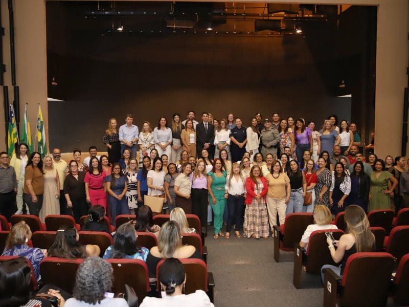 Palestra capacita profissionais da educação para reconhecer sinais de violência doméstica