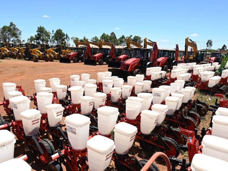 Prefeito Sandro Mabel recebe R$ 14 milhões em maquinários para manutenção do Aterro Sanitário de Goiânia
