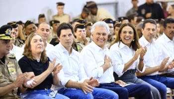 Caiado entrega 17,6 mil novos cartões do Bolsa Uniforme a estudantes de CEPMGs