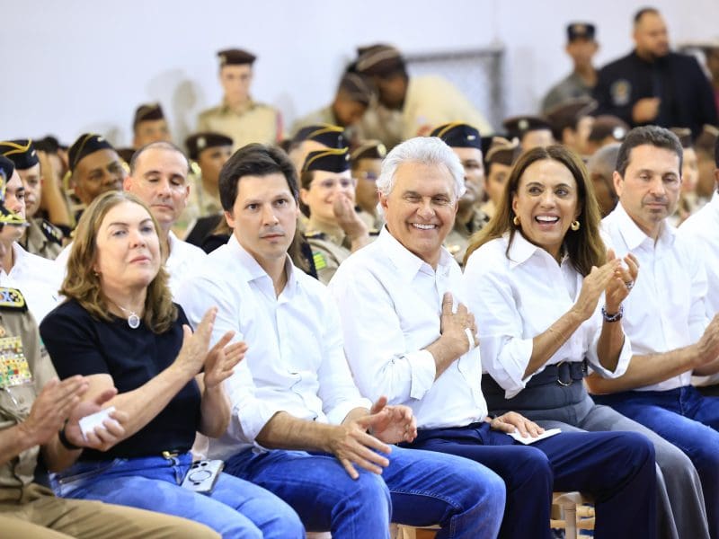 Caiado entrega 17,6 mil novos cartões do Bolsa Uniforme a estudantes de CEPMGs
