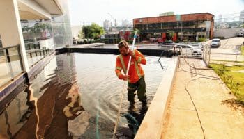 Comurg reforça limpeza de fontes e espelhos d’água para evitar focos do mosquito da dengue