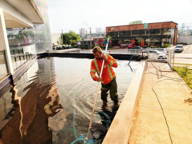 Comurg reforça limpeza de fontes e espelhos d’água para evitar focos do mosquito da dengue