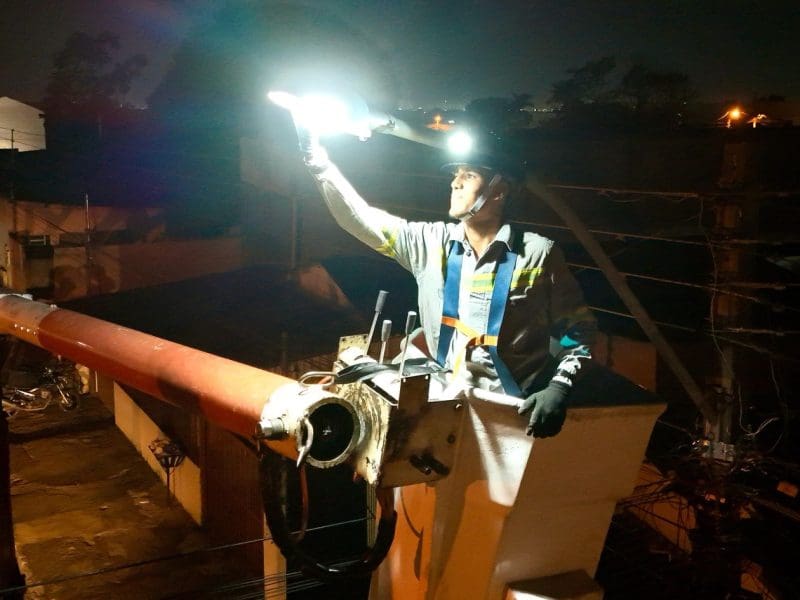 Nova gestão da Prefeitura de Aparecida inicia serviço de melhoria da iluminação pública