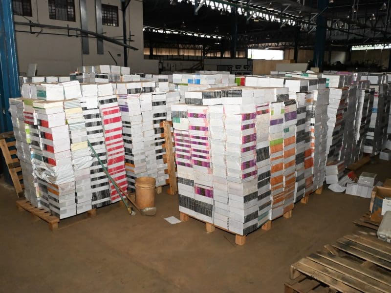 Livros que estavam guardados são distribuidos pela Prefeitura de Goiânia