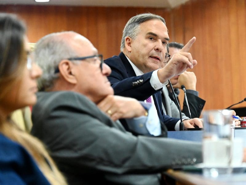 Prefeito Sandro Mabel participa da prestação de contas do 3º quadrimestre de 2024 na Câmara Municipal