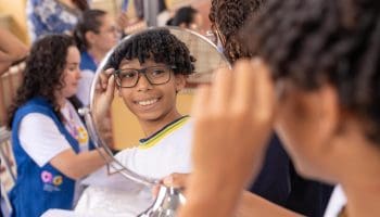 Gracinha Caiado entrega óculos a estudantes da rede estadual