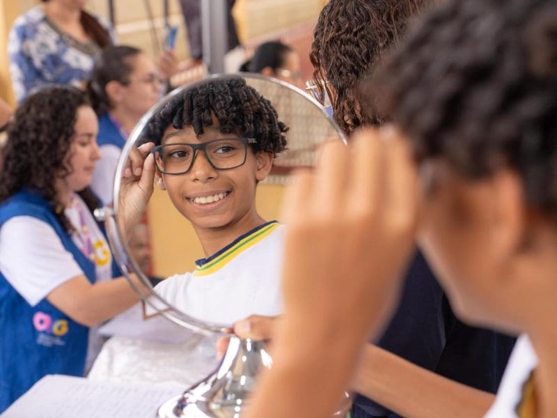 Gracinha Caiado entrega óculos a estudantes da rede estadual