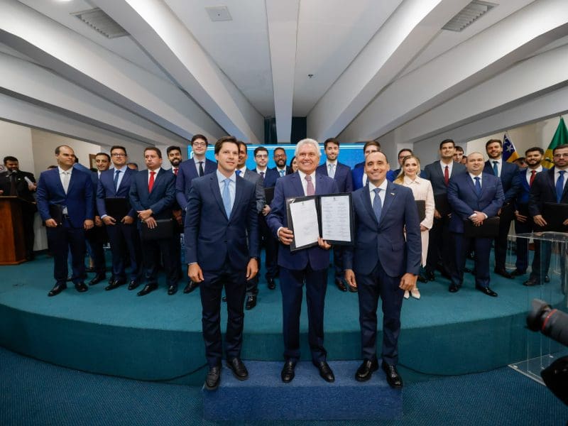 Caiado dá posse a 20 novos procuradores do Estado de Goiás