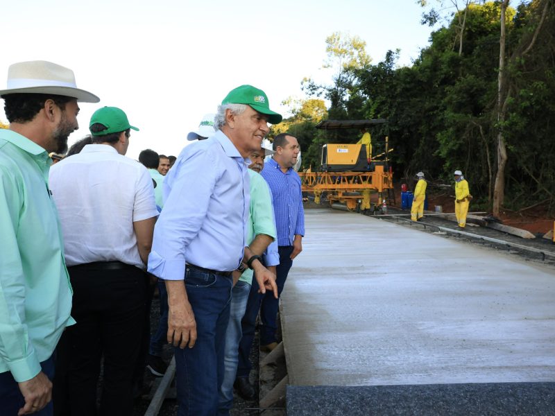 Caiado ressalta tecnologia utilizada para construção da GO-210