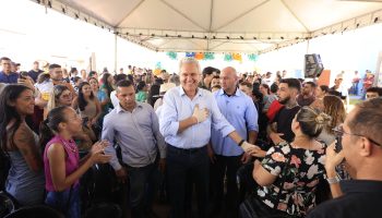 Caiado entrega 50 casas a custo zero