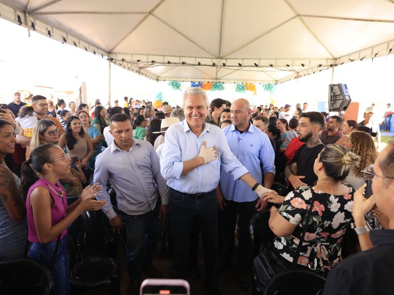 Caiado entrega 50 casas a custo zero