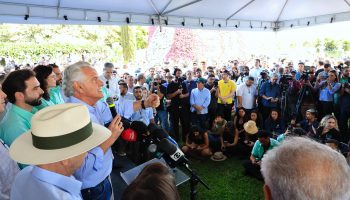 Na Tecnoshow Caiado assina protocolo para investimento de R$ 158 milhões