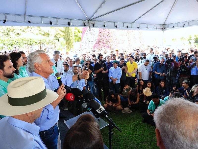 Na Tecnoshow Caiado assina protocolo para investimento de R$ 158 milhões