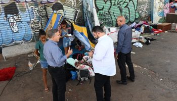 Prefeito de Goiânia anuncia meta de zerar população em situação de rua até o final do ano; Câmara derruba veto a política municipal sobre o tema