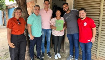 Moradores do setor Orlando de Morais recebem escrituras da prefeitura de Goiânia
