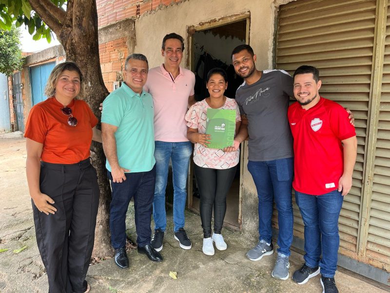 Moradores do setor Orlando de Morais recebem escrituras da prefeitura de Goiânia