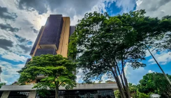 Juros médios cobrados pelos bancos chegam a 43,7% ao ano em fevereiro